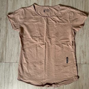 Alphalete Men's Essential Lifestyle Scoop Tee, Medium, Light Pink